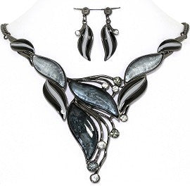 Curve Point Leaves Necklace